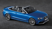 Синий Audi RS5 с открытой крышей